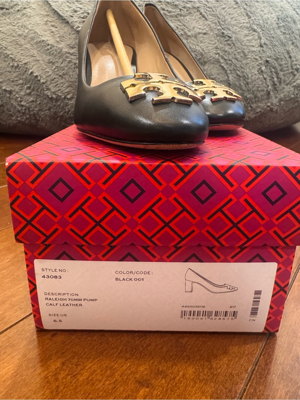 Tory Burch Black Leather Pumps with Gold Logo - Picture 3 of 10